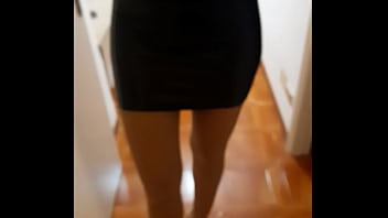 極端にハイヒールとパンストを履いた熟女が歩く