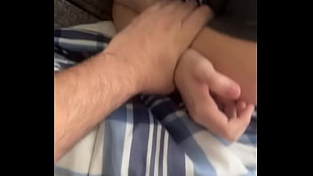 Veo a mi sobrino en el mueble y me lo follo rico