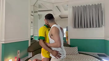 Brasileirinho saiu do futebol e meteu gostoso no novinho