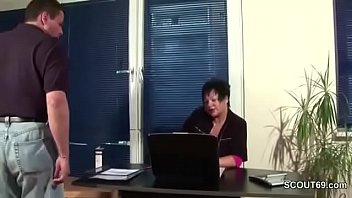 thumb mutti treibt es  richtig heftig auf der arbeit  auf der arbeit auf der arbeit