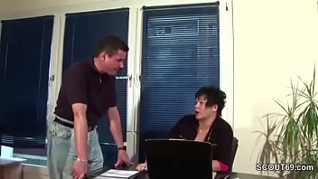 thumb mutti treibt es  richtig heftig auf der arbeit  auf der arbeit auf der arbeit