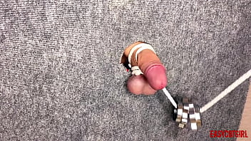 Dominante Stiefschwester und ihre Freundinnen demütigen mich nach verlorener Wette - Hoden-Quälerei mit AnnyCandy