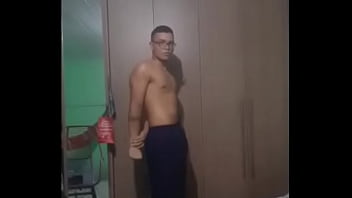 Sensualizando pra câmera com seus músculos