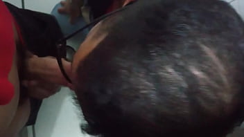 Boy me chupando em banheiro público