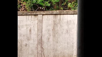 Macaquinha safada é comida de 4 por macacão preto nos mato