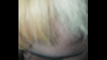 Punkrock-Schlampe bekommt geilen Mundfick