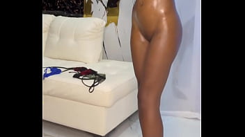 Puta negrita masturbándose y se viene rico