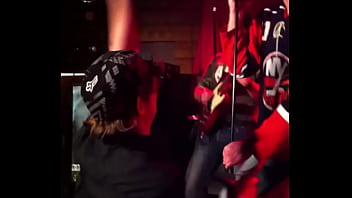 guitarrista tocando pelado