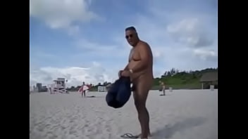 Viejo maduro se desnuda en la playa