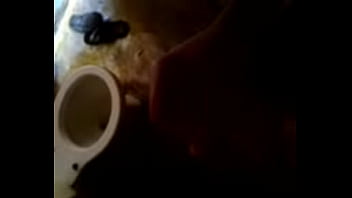 pajita en el bathroom.