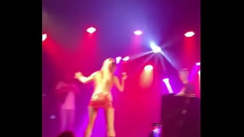 Prostituta de Paranapanema sp se exibindo no baile do Pedrinho