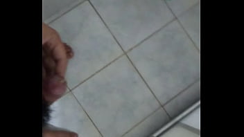 Poilu Pisser Savoureux Sur Lui-Même