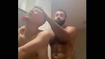 Bichinha safada arregaçada por macho bruto