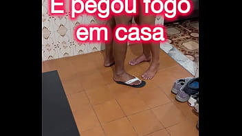 Com fã que veio de Cuiabá me visitar e fez o corninho mamar junto e beber porra!