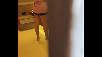 ATRAPO A MI MADRASTRA NALGONA MUY CALIENTE EN SU HABITACION Y ME SACO TODA LA LECHE A SUS ESPALDAS.