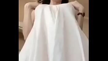 Mostrando a bucetinha linda