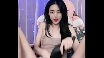 Idol KAKALIVE is attractive in revealing short skirt outfits