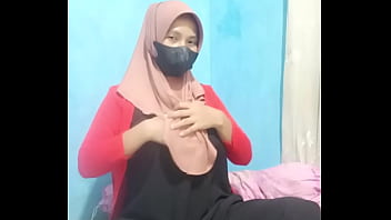 Indonesian Hijab girl colmek masturbates using a dildo until orgasm