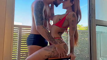 Estávamos prontos para descer para piscina do condomínio, ele pediu pra me foder na sacada - Romulo Pontess