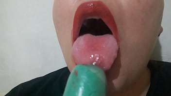 Nova no X Tia Lola chupando e babando tudo bem gostoso