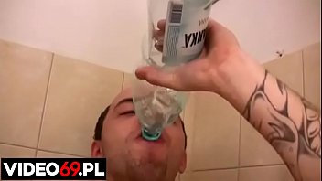 Polskie porno - Złoty deszcz pod prysznicem