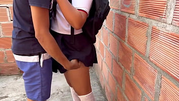 CULONA CACHONDA DE 18 AÑOS SE ESCAPA DE LA ESCUELA PARA QUE LE DESTROCEN EL COÑO EN UN LOTE ABANDONADO