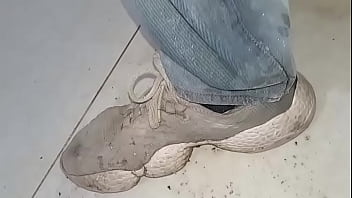 Pantalones orinados con pañal de tela en mañana lluviosa y dos orgasmos