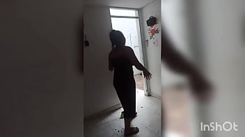 Keilimar limpia la casa mientras su novio aburrido la intenta convencer de chuparle la polla pero al final sucede una locura