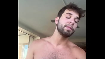 Skylar Astin Chante Torse Nu