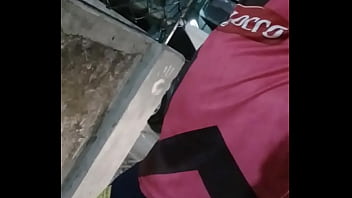 Pai cosando o saco depois do futebol