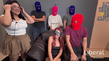 Flaquita hotwife jugando botella con singles y su cornudo esposo, le mama la verga a todos