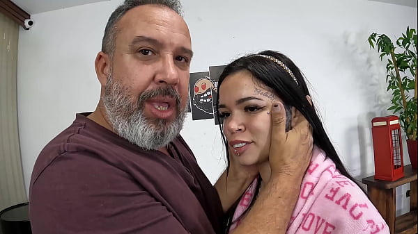 Aquecimento com a baixinha safada antes de castigar o rabo da gostosa