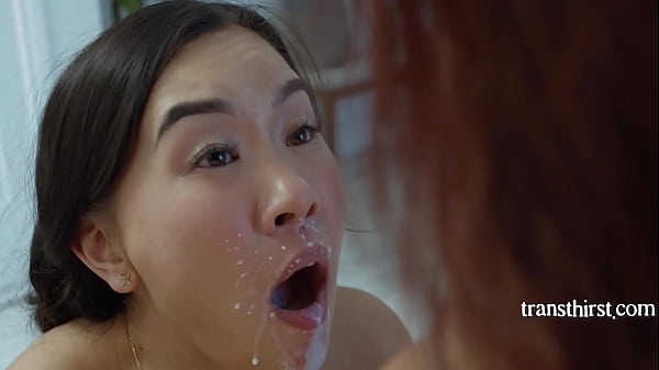 Trans de leite materno em trio com garotas