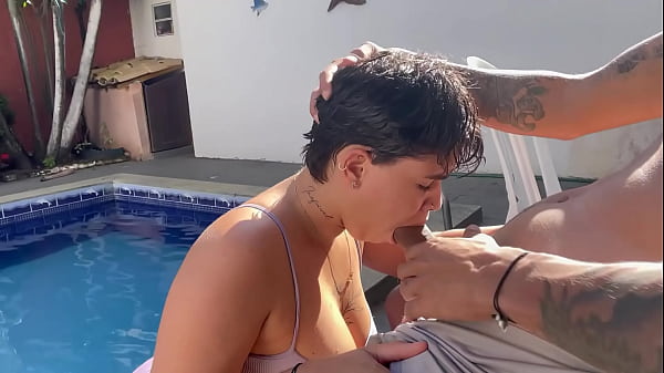 NOVINHA BEBE PERDE A VERGONHA E FODE NA FRENTE DAS AMIGAS