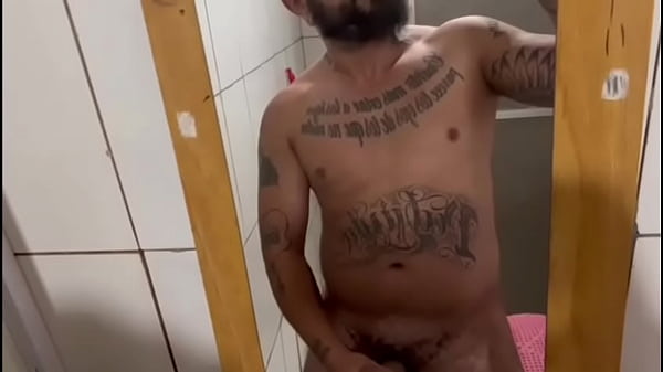 Tetovált férfi magányos önkielégítés a fürdőszobában