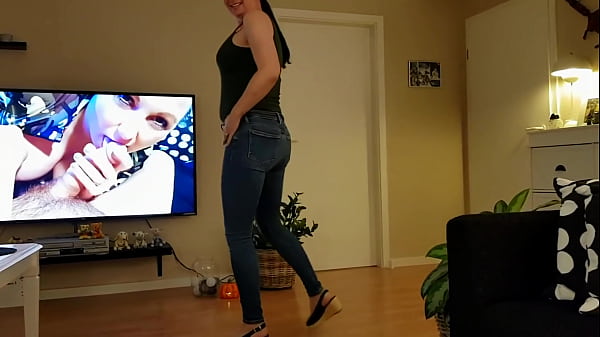 Forró anyuka elkapja a fiát és leszopja, majd megdugatja magát