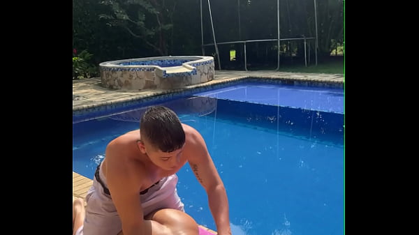 Ligando con una colombiana tetona súper caliente al aire libre en la piscina