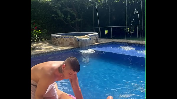 Ligando con una colombiana tetona súper caliente al aire libre en la piscina