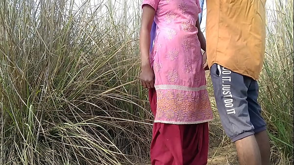 पत्नी बाहर लकड़ी इकठ्ठा कर पति ने बोला आज बाहर चोदाई करते है देसी हिंदी सेक्स वीडियो