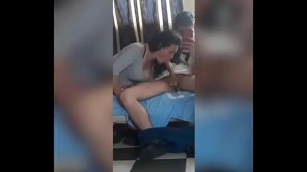 Mi Vecina le encanta jugar con mi Pene, Lo Pajea y Mama hasta no poder más