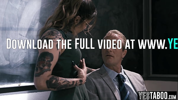 Nagy seggű latin anyuka spriccelve élvez a volt tanárján