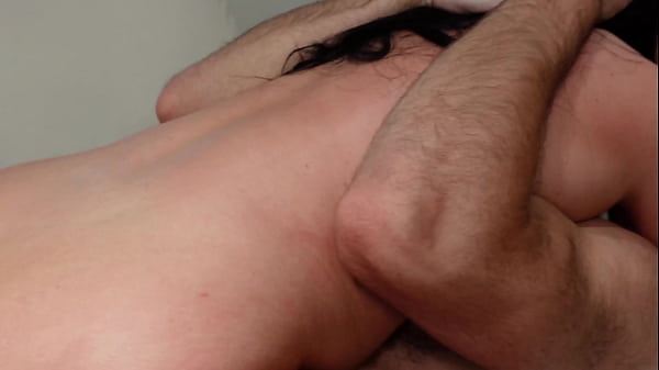 A voluptuosa estrela Jennifer White é fodida por Jax e Brian.