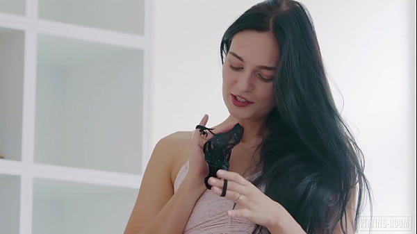 FITTING-ROOM - La dea Leanne Lace si masturba indossando delle mutandine molto piccole