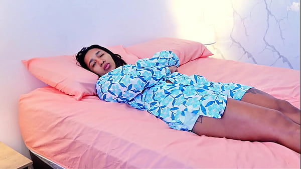 Madrasta diz: O que há de errado com você? Não deveríamos estar fazendo isso.