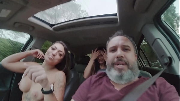 Boquete duplo com duas safadas no carro Paola Venturine e Gabriela Andrade