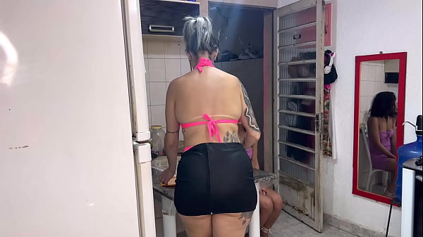 A vizinha fofoqueira e curiosa venho pedir açúcar de madrugada pra ser fundida e chupada com vontade! (Diz ela meu marido não me fode a muito tempo ).