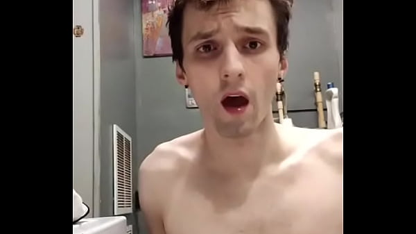 Kanossá veri a golyóit idegenek szórakoztatására