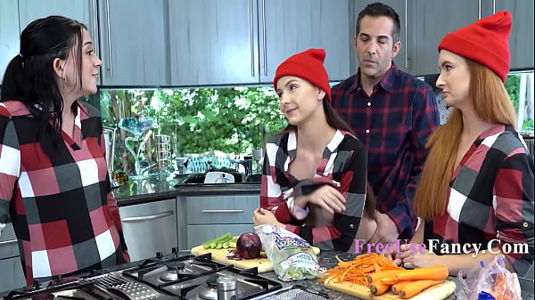 Holiday Season Family Freeuse - Serena Hill, Violet Spice