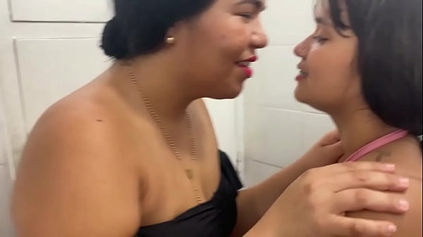 hacemos un trio con mi amiga y su hermanastra antes de irnos ala piscina