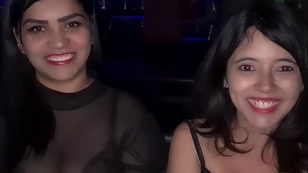 Baixinha, magrinha e novinha sentado e rebolando no pau na cabine do club de swing
